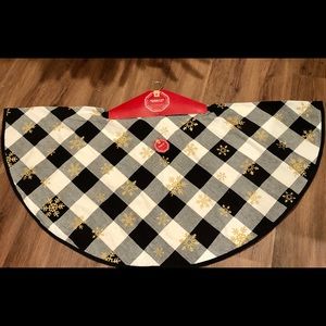Buffalo Check Snowflake Tree Skirt